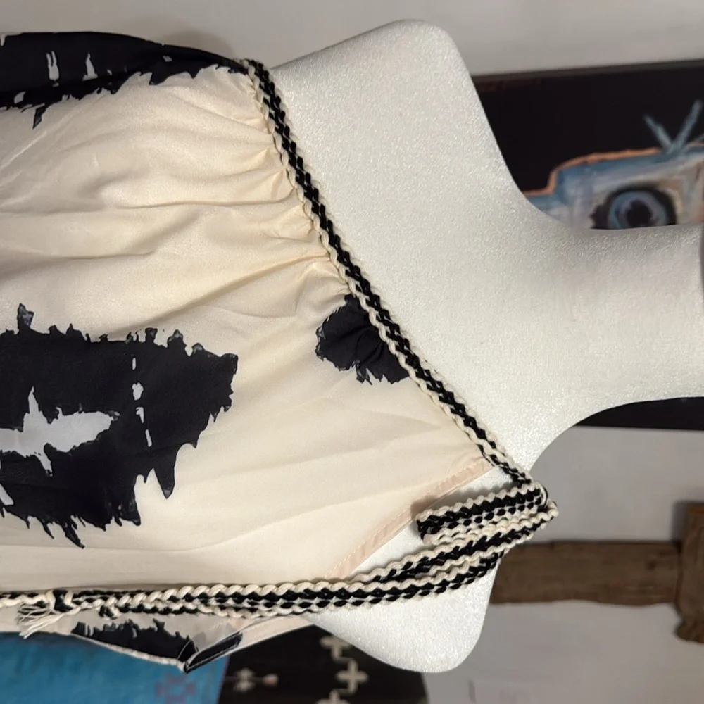 Elegant Black and White One-Shoulder Dress - Picture 4 of 6